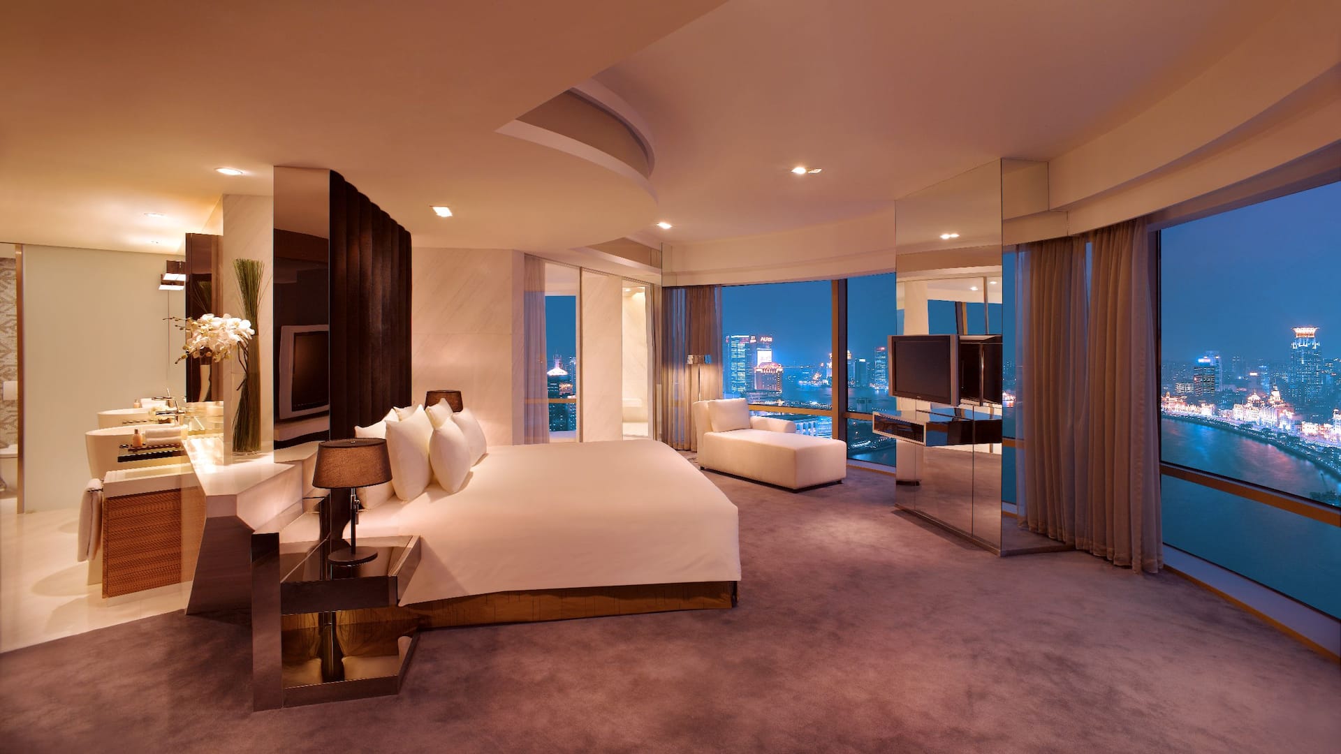 Shang Presidential suite with view