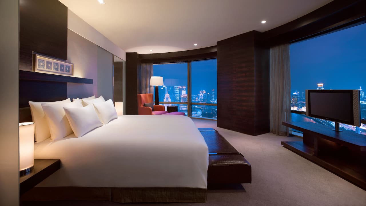 diplomat suite king bed with view