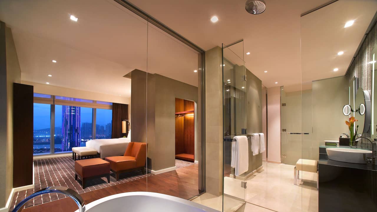 Grand suite bathroom