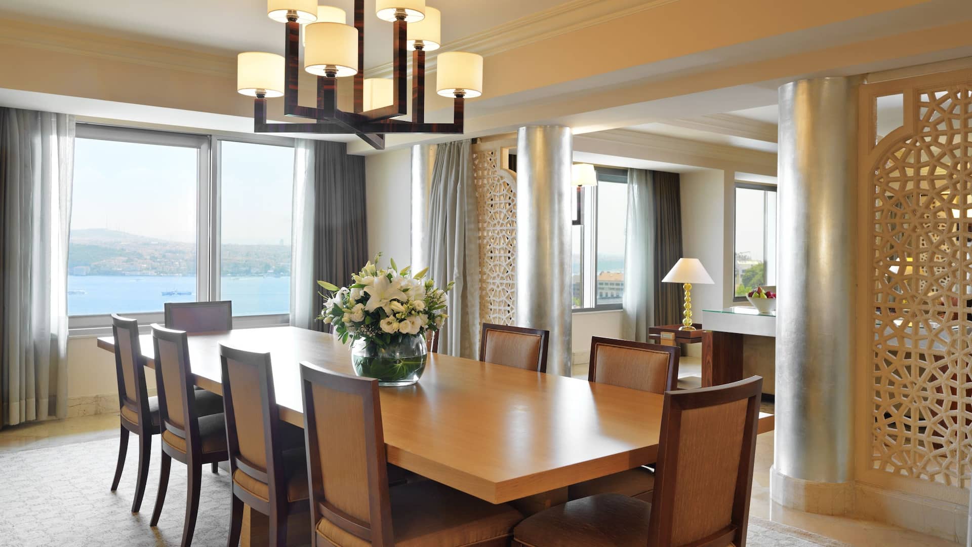 2 de 6 Presidential Suite Living Room