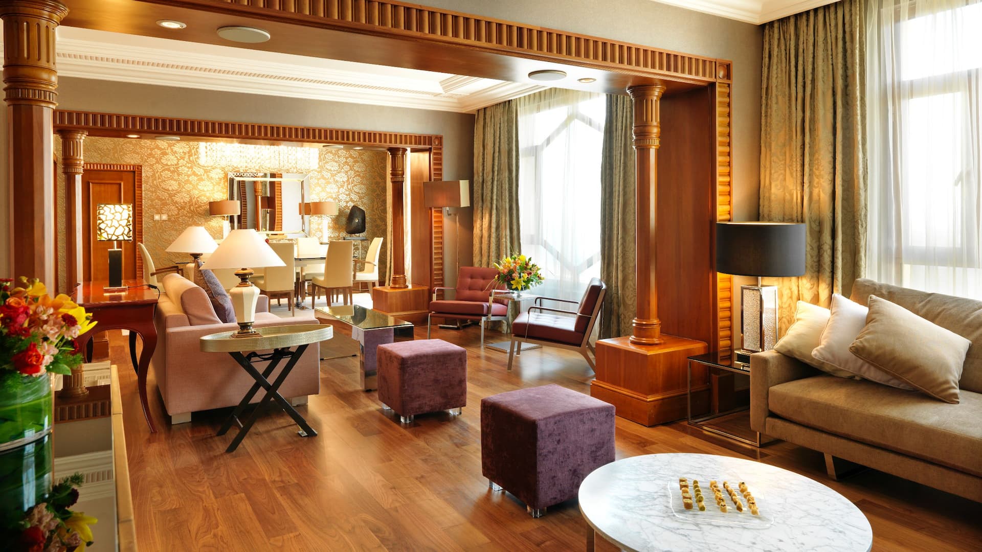 1 de 5 Royal Queen Suite Sitting Room