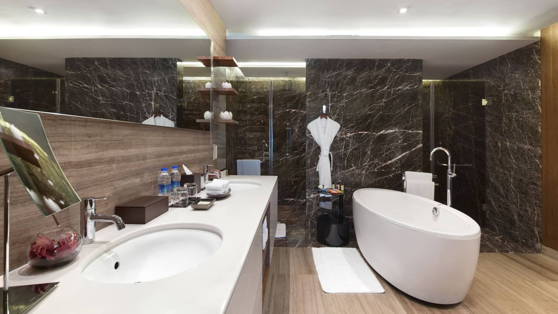 3 von 7 Diplomatic Suite Bathroom