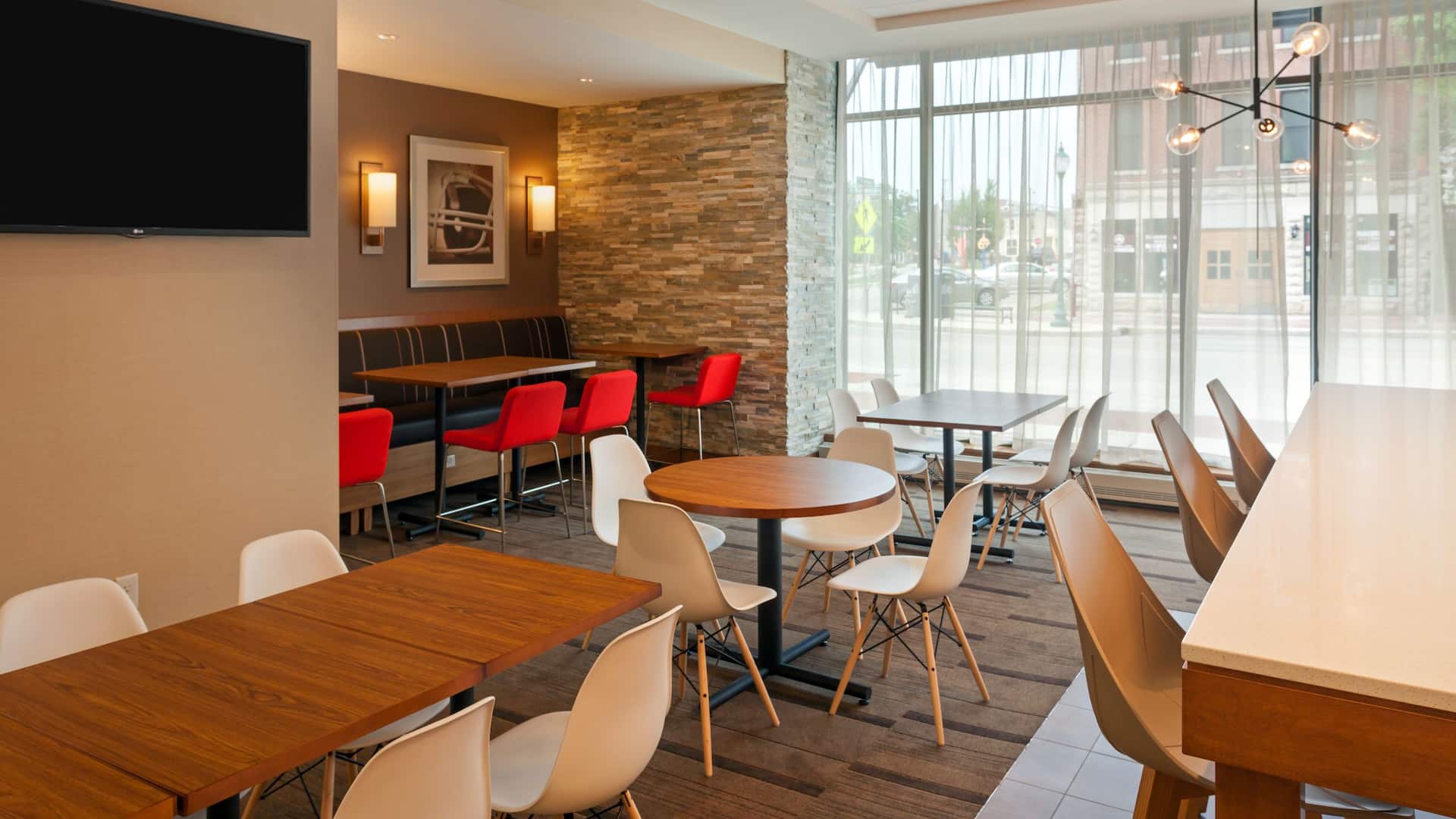 Hyatt Place Bloomington Guest Kitchen Seating Area