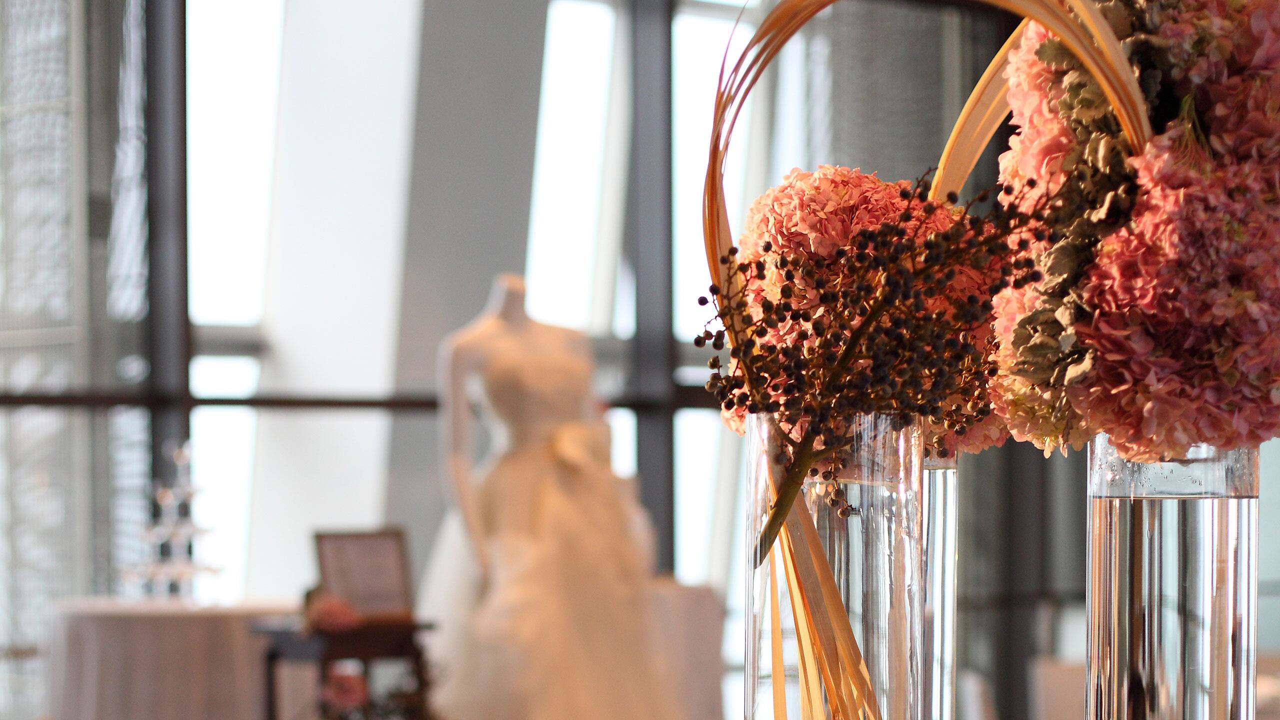 第 2,共 3 Park Hyatt Shanghai Flower and Wedding Dress on 93F