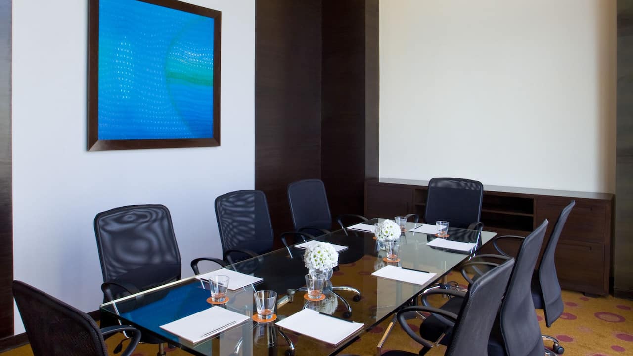 Meeting setup with presentation space in an enclosed private space