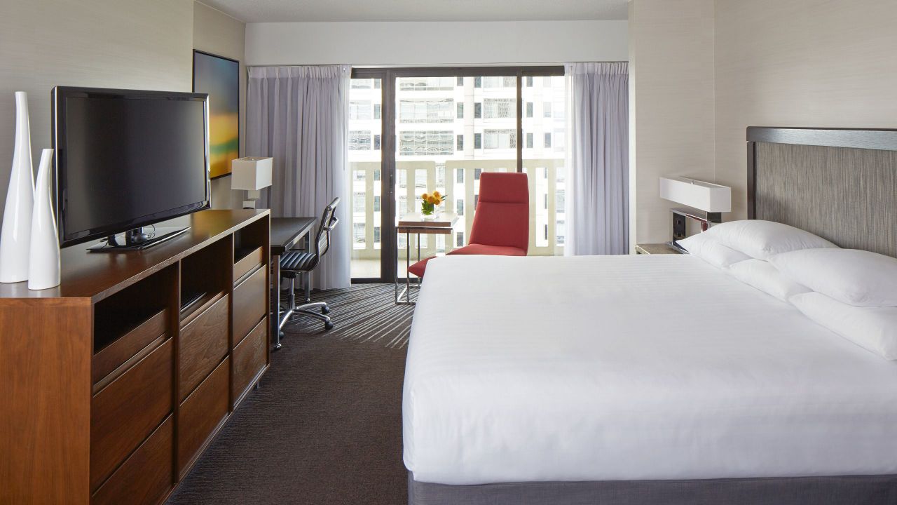 Newly Updated Hotel Rooms In The Heart Of Atlanta Hyatt Regency Atrium Crown Suite