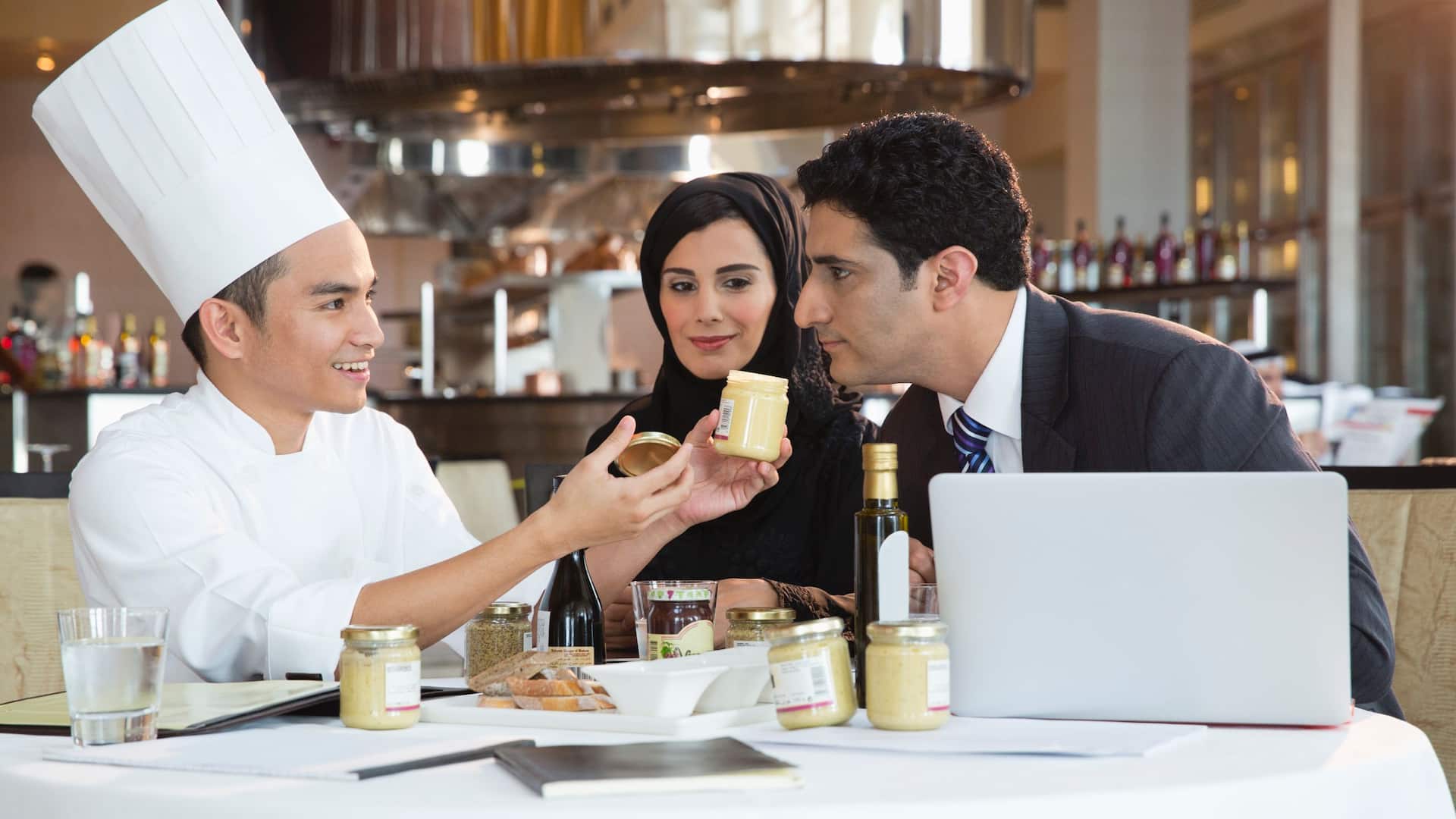 Global ME_P061 Meeting with Chef