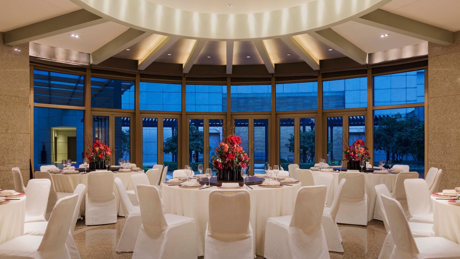第 1，共 2 Glasshouse banquet area