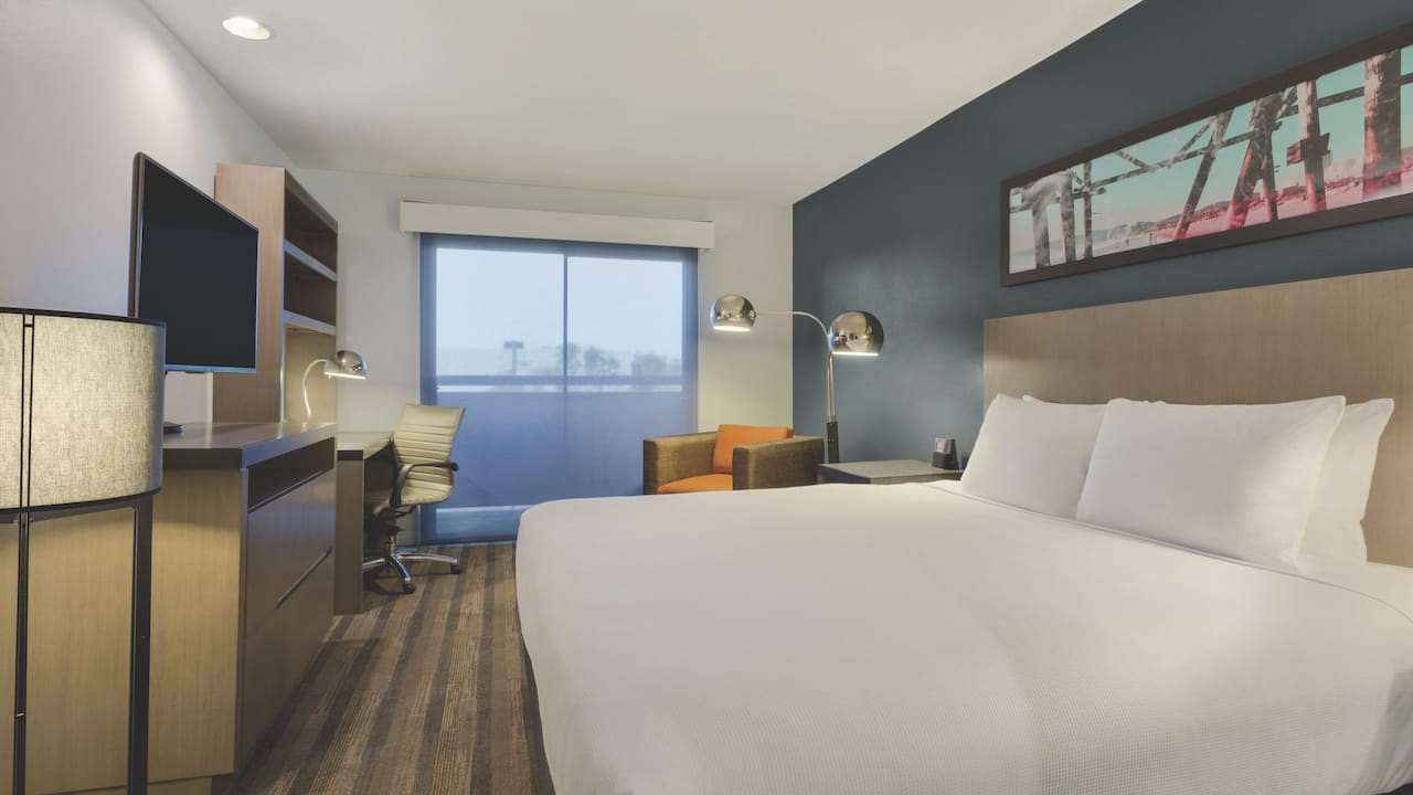 Hyatt House 1 King Guestroom