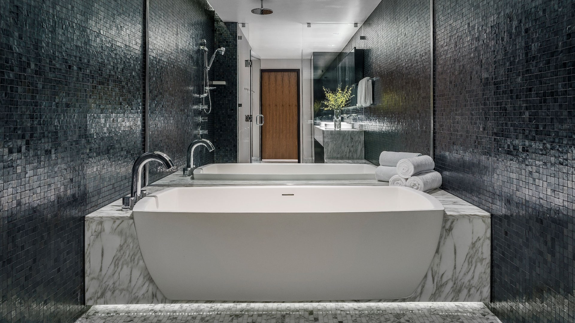 4 von 5 Hyatt Regency Tysons Corner Center Plaza Suite Bathtub