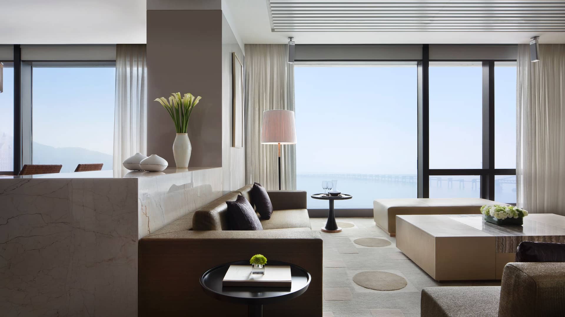 1 de 3 Presidential Suite Living Room