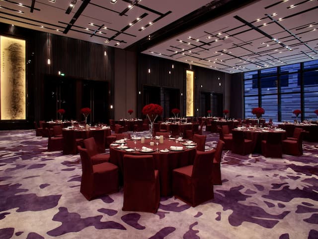 Ballroom table setting