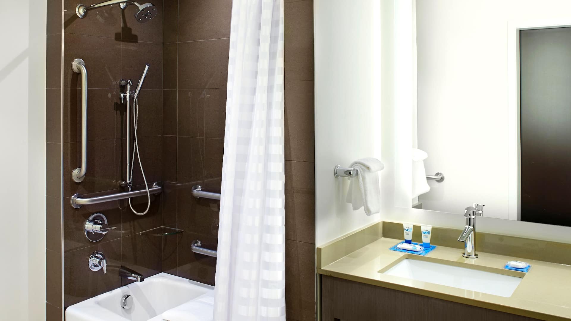 2 of 2 Hyatt House Pittsburgh/Bloomfield/Shadyside ADA Tub