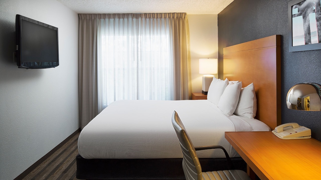 Deluxe King Bedroom