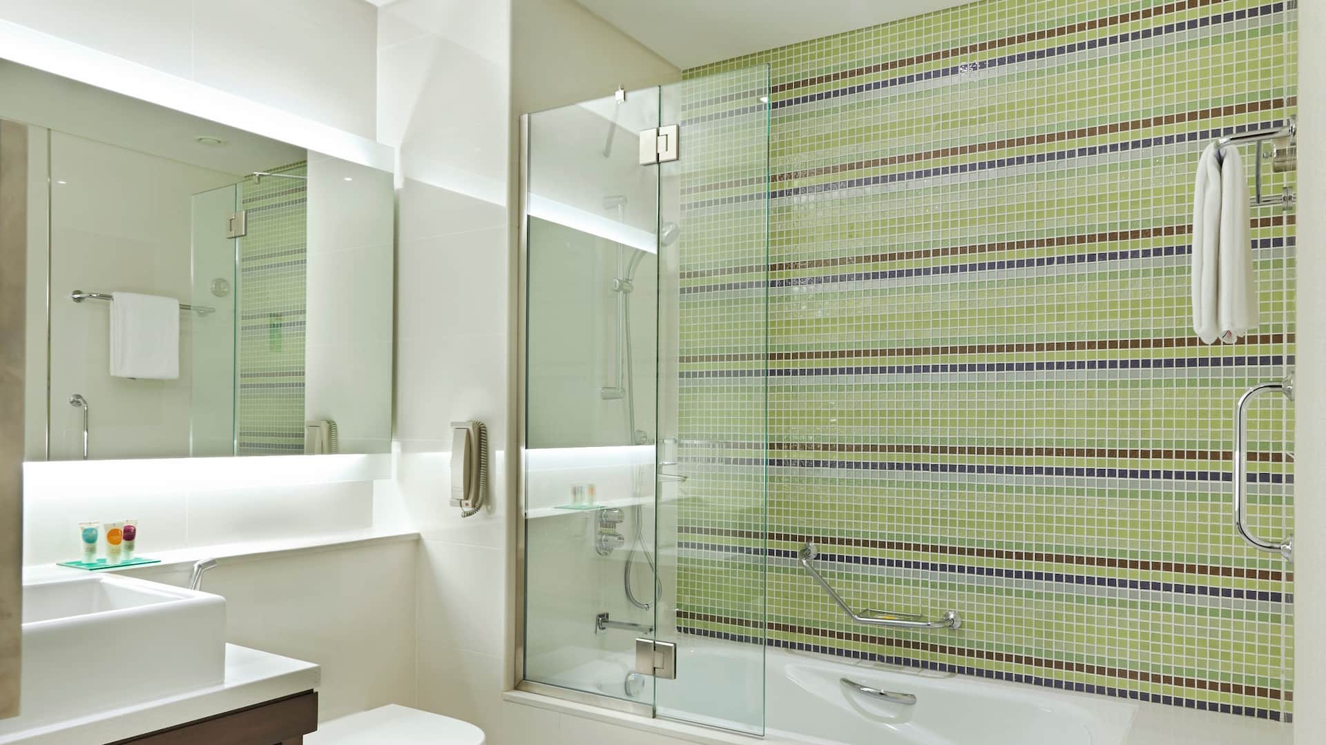 2 de 5 Hyatt Place Dubai Baniyas Square Bathroom with Bathtub