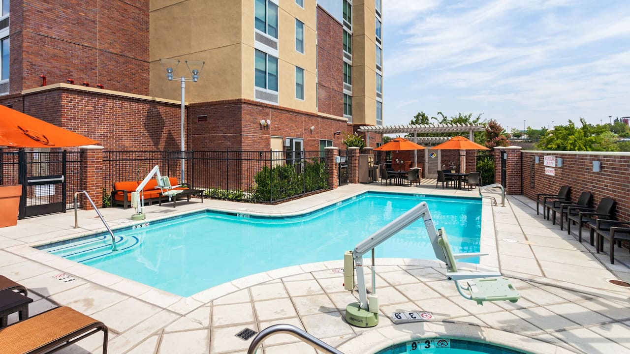Pool and hot tub at Hyatt Place Sacramento Roseville