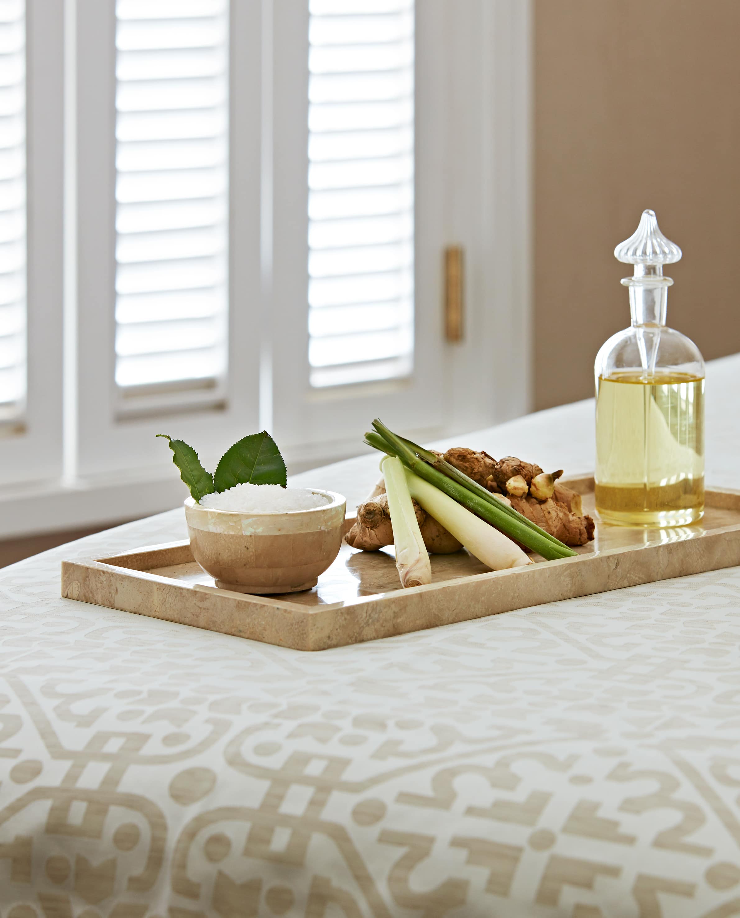 Chuyên viên thực hiện liệu pháp massage tại Xuan Spa