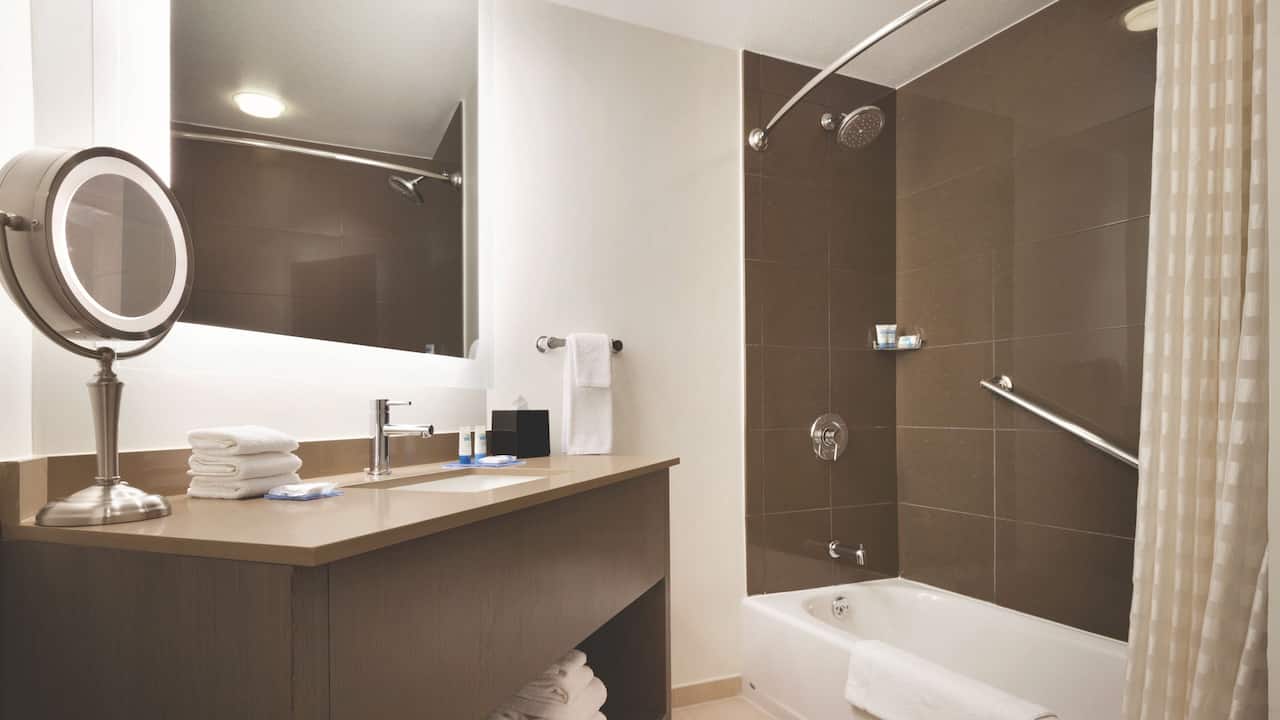 Hotels in San Francisco with Modern Bath Tubs at Hyatt House Emeryville / San Francisco Bay Area