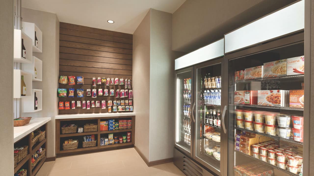 Hyatt House Emeryville / San Francisco Bay Area H Market in Lobby with Snacks and Beverages