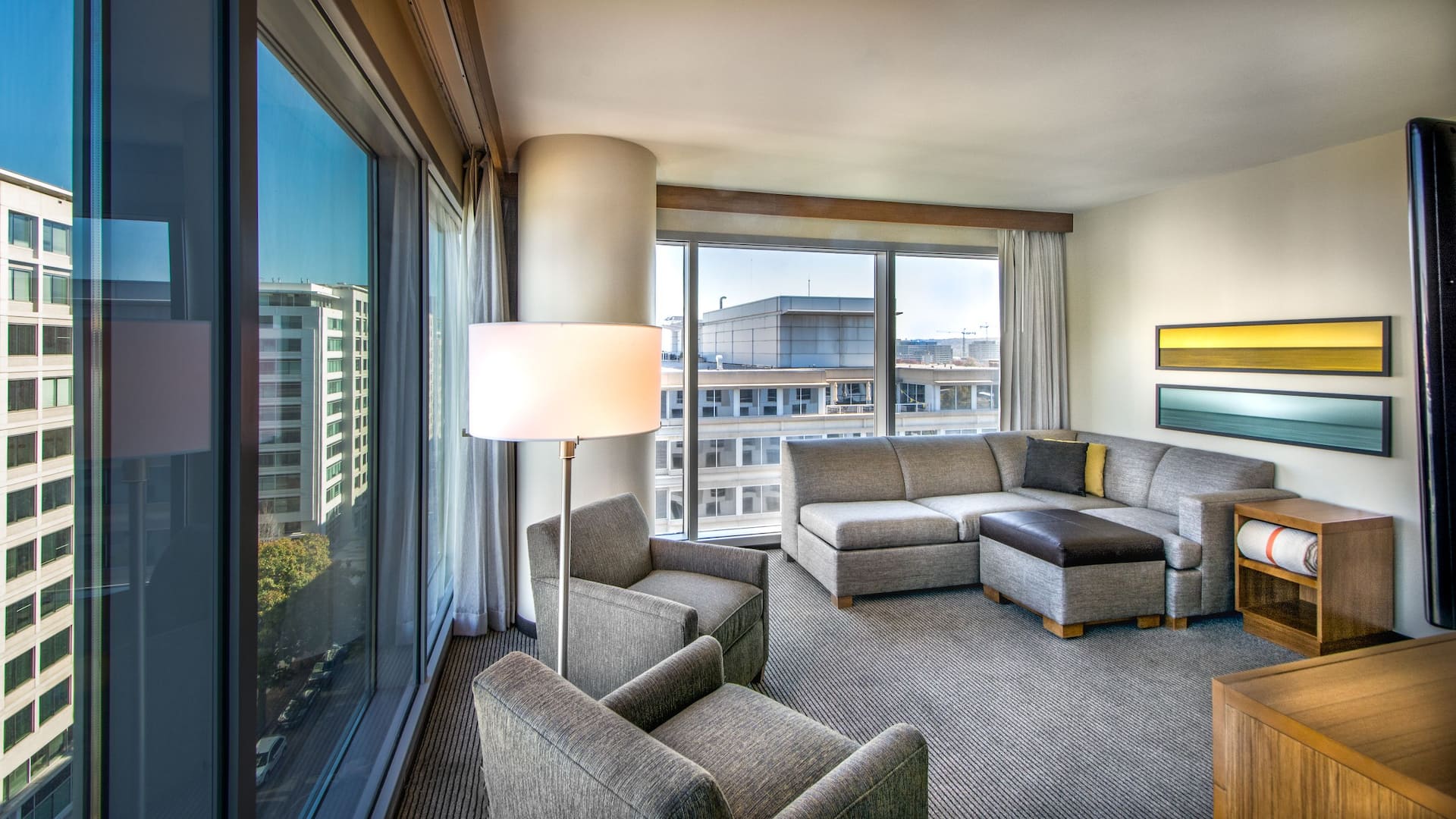 Hyatt Place Washington DC/National Mall Suite Living Room