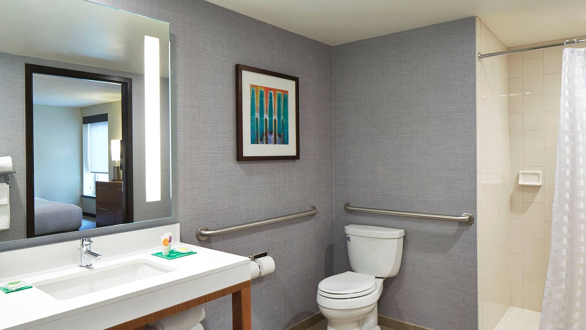 4 из 4 Hyatt Place Lansing – East King Suite Bathroom