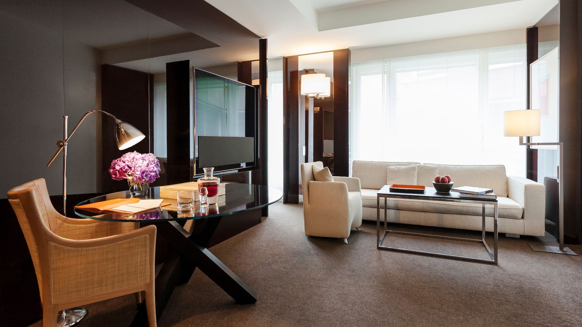Wohnzimmer der Suite mit einem großen Sofa im 5-Sterne-Luxushotel Grand Hyatt Berlin.