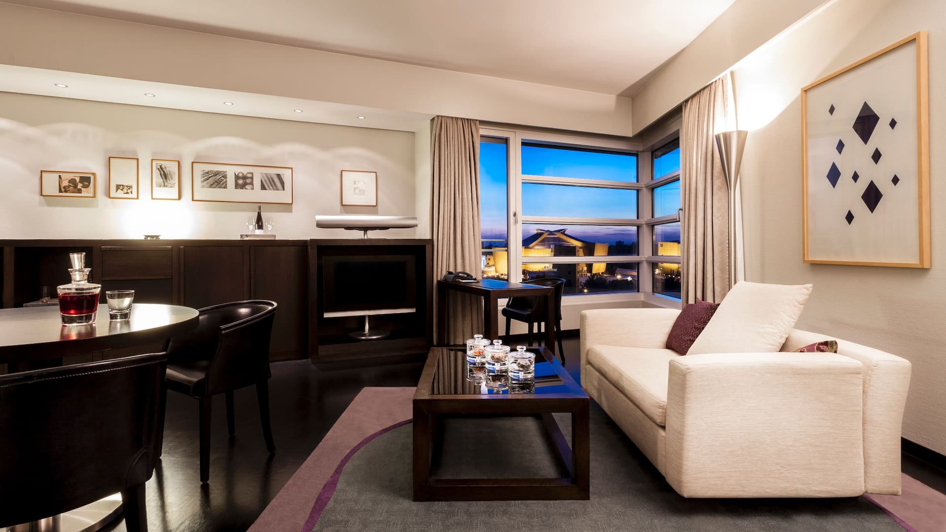 Die Grand Suite View King im Grand Hyatt Berlin bietet einen atemberaubenden Panoramablick auf das Gebäude der Berliner Philharmoniker und verbindet Luxus mit beeindruckenden Stadtansichten.