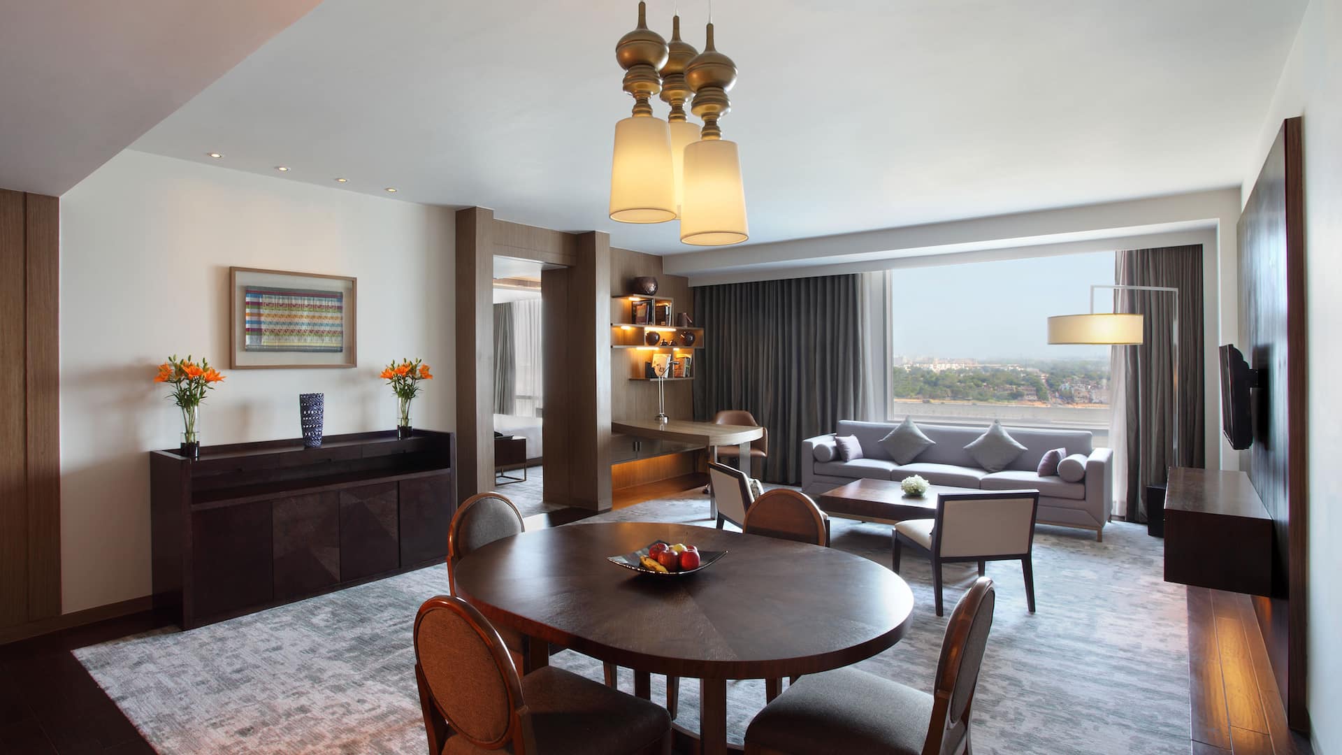 第 2，共 5 Hyatt Regency Ahmedabad Executive Suite Living Room with Dining Room