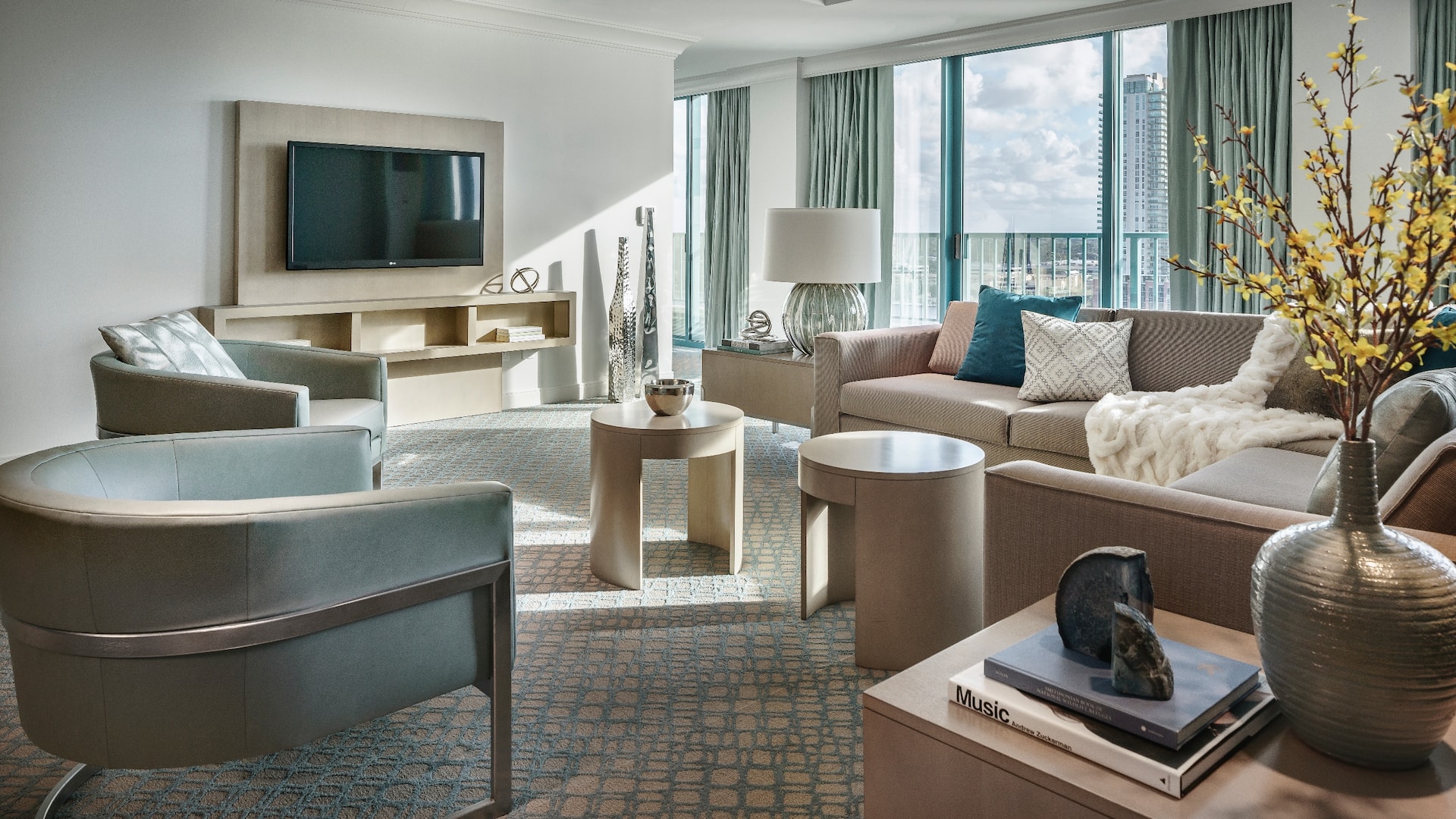 3 von 6 Hyatt Regency Jacksonville Riverfront Presidential Suite Living Room