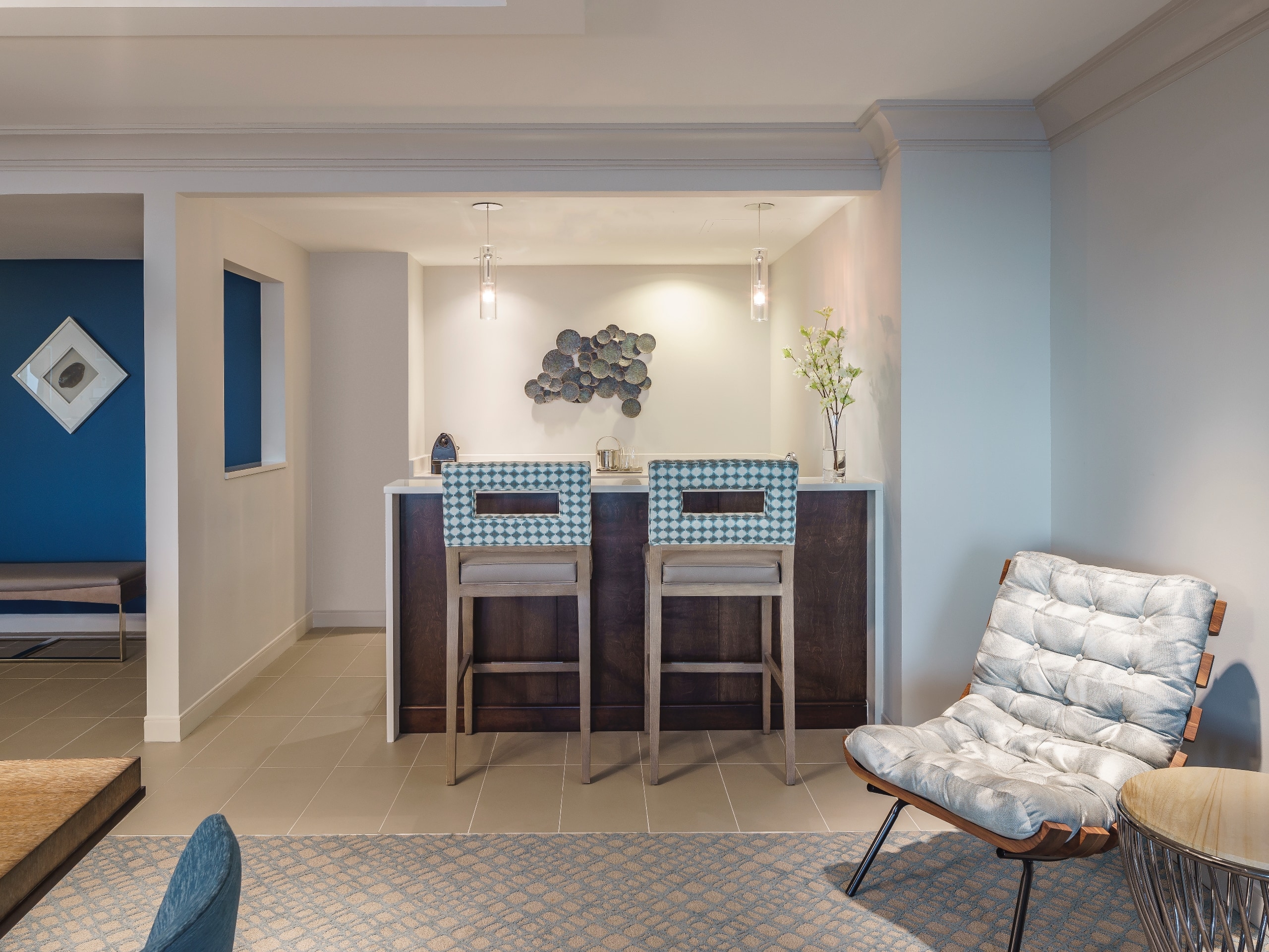 Presidential Suite eat-in countertop and seating