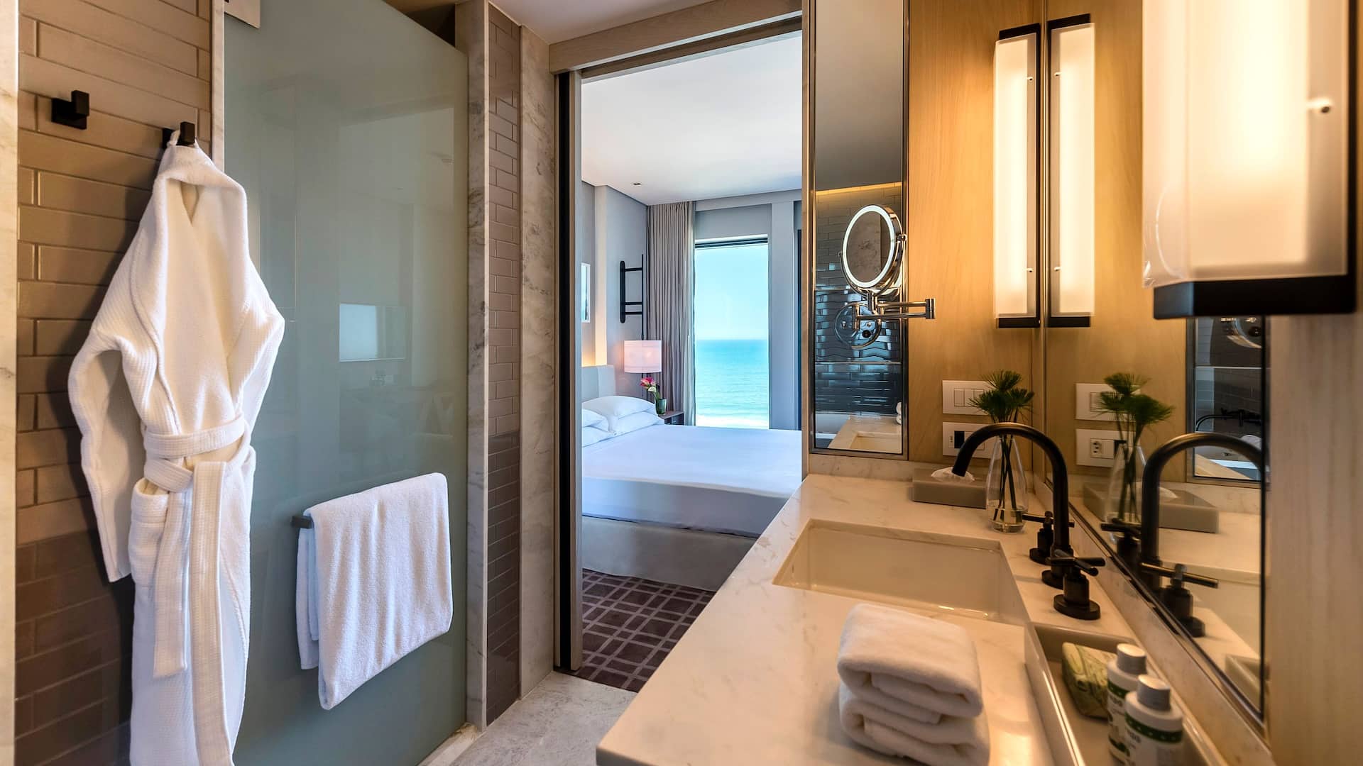 3 de 7 Grand King Room Bathroom
