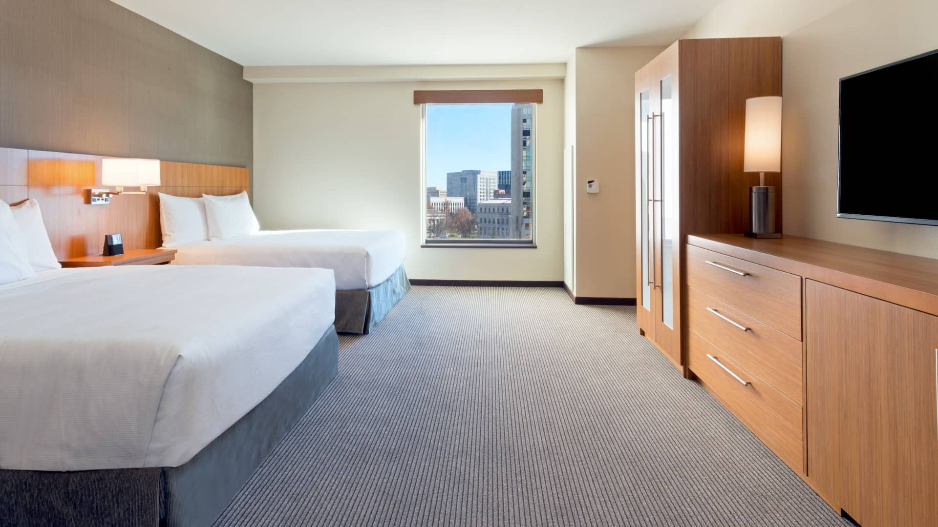 2 из 3 Hyatt Place Denver/Downtown Accessible 2 Queen Room Sleeping Area 719