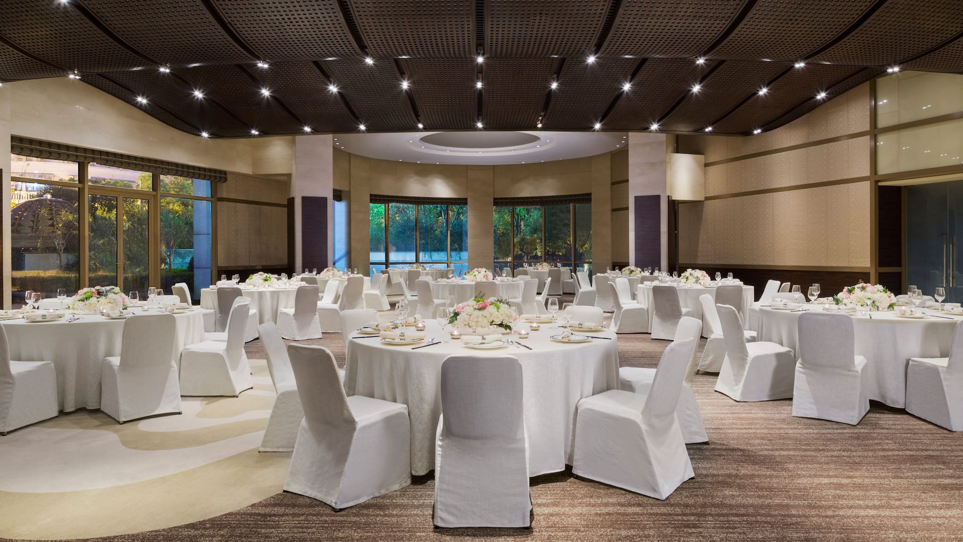 第 1，共 2 Bund ballroom table and chairs