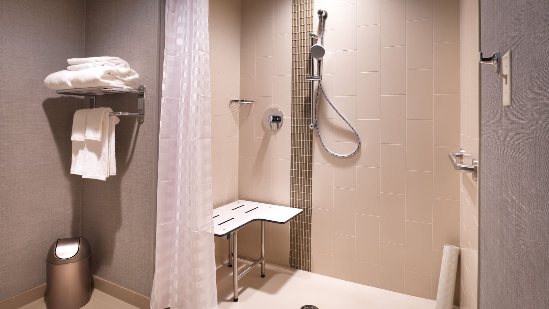 2 von 3 Hyatt Place Salt Lake City/Lehi ADA Shower