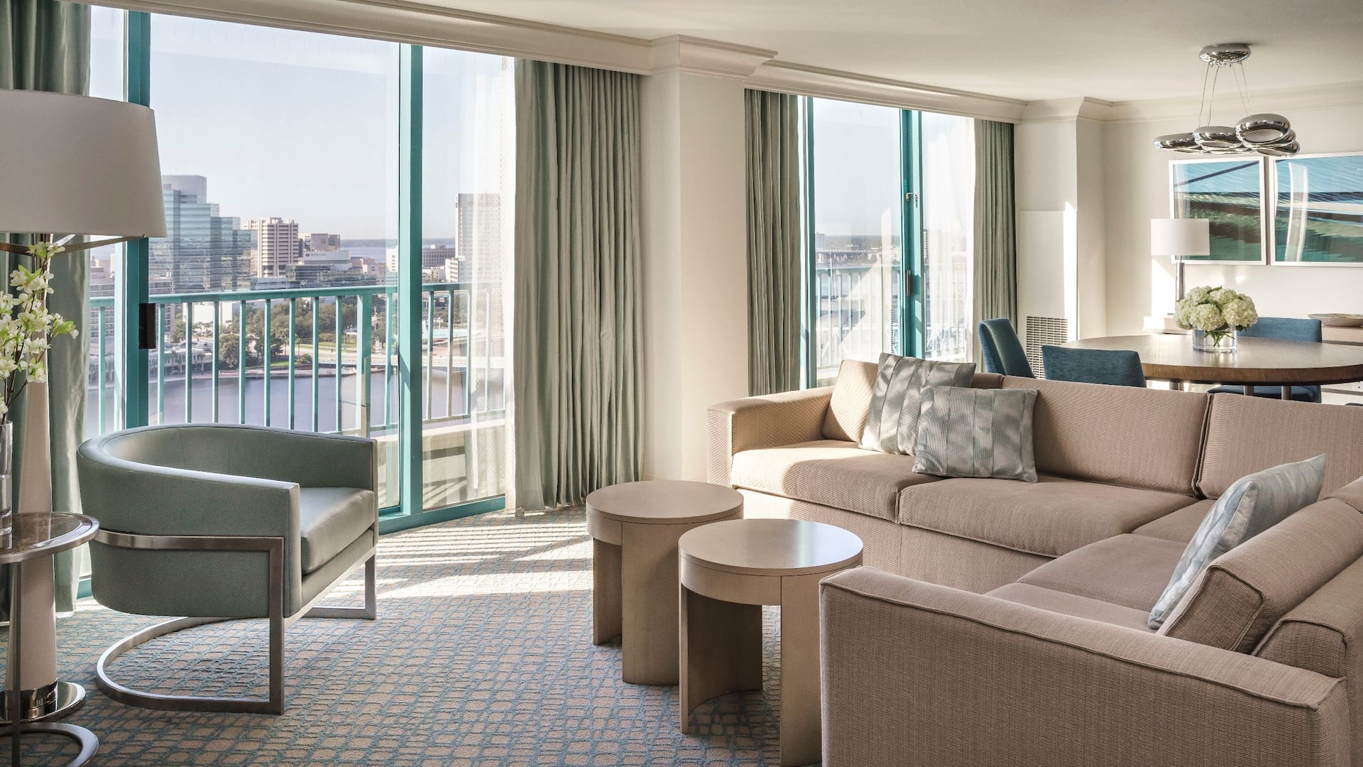 3 von 6 Hyatt Regency Jacksonville Riverfront VIP Suite Living Room