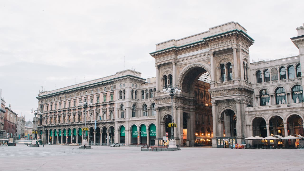 Piazza Duomo Galleria Vittorio Emanuele II entrance