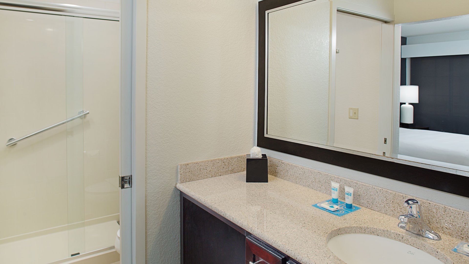 2/2 Hyatt House Los Angeles/LAX/Manhattan Beach Bathroom