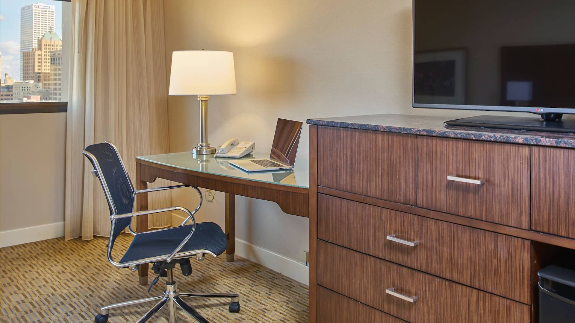 Hyatt Regency Milwaukee Guest Room Desk