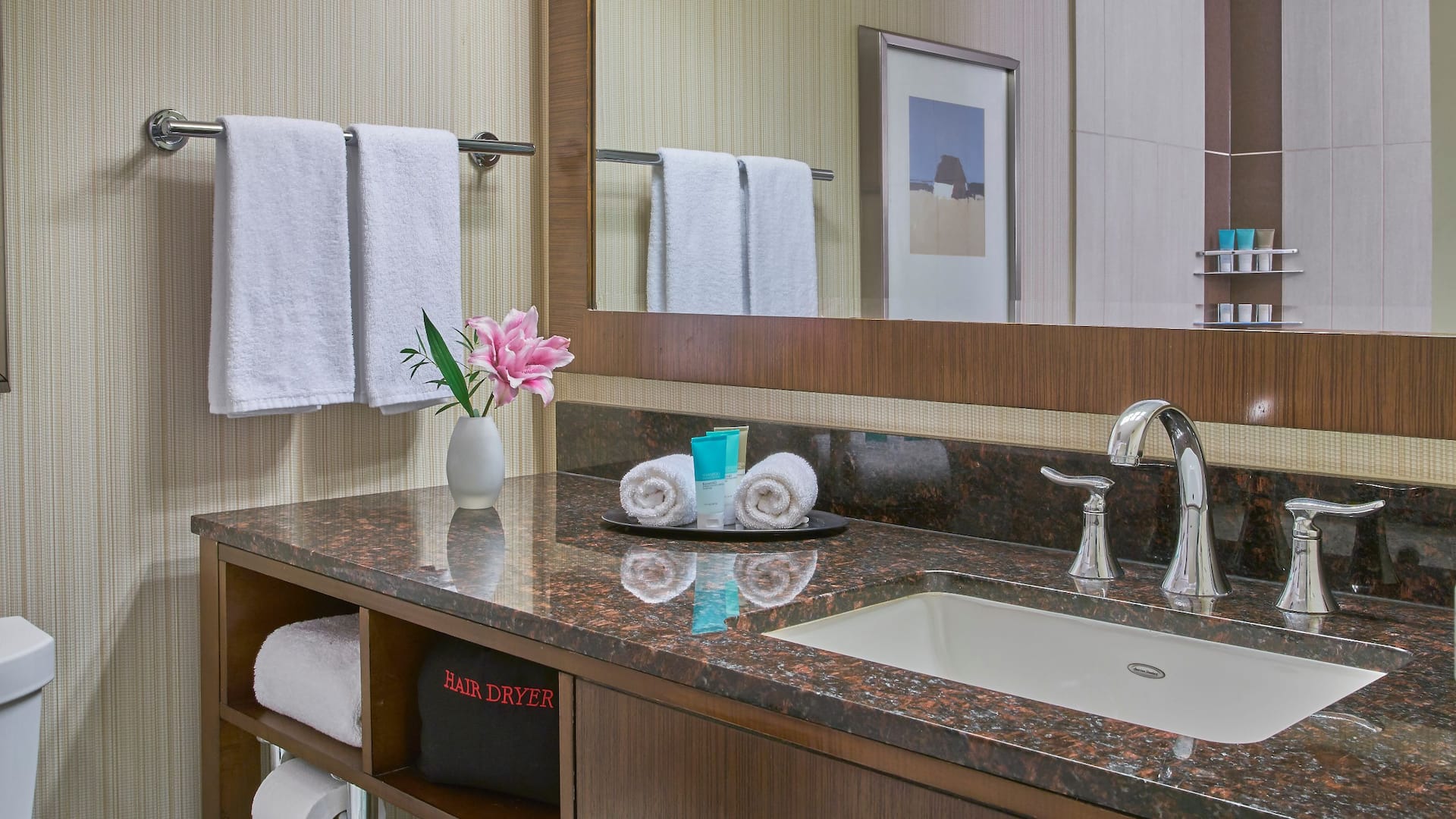 2 de 3 Hyatt Regency Milwaukee Guest Room Bathroom