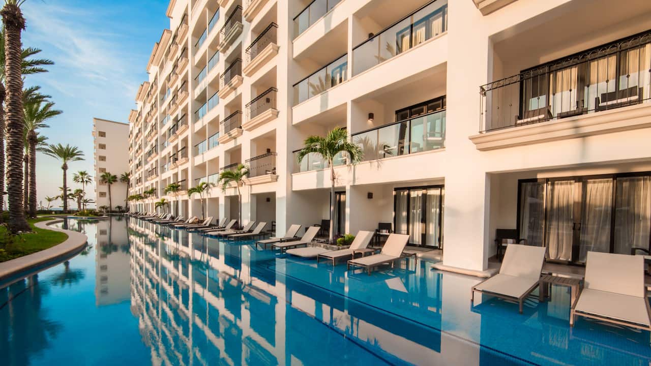 Swim Up Suites
