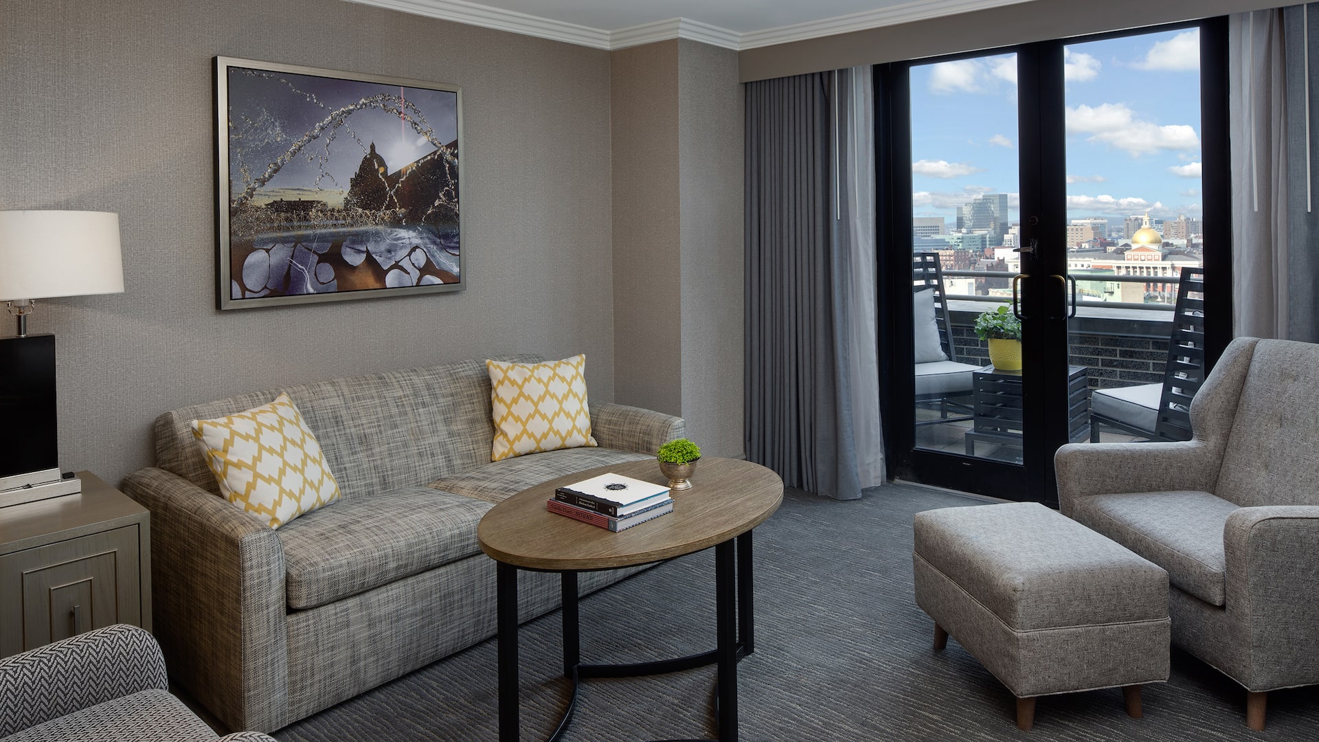 1 de 2 Hyatt Regency Boston King Room Living Area