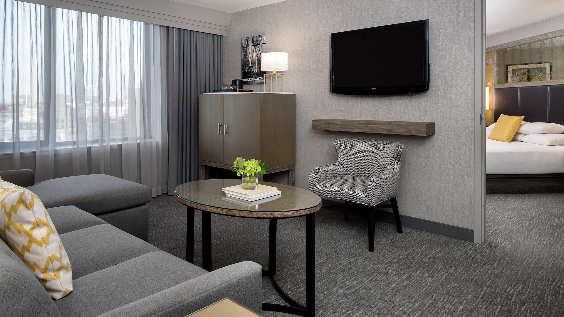 1 de 3 Hyatt Regency Boston King Room Living Area