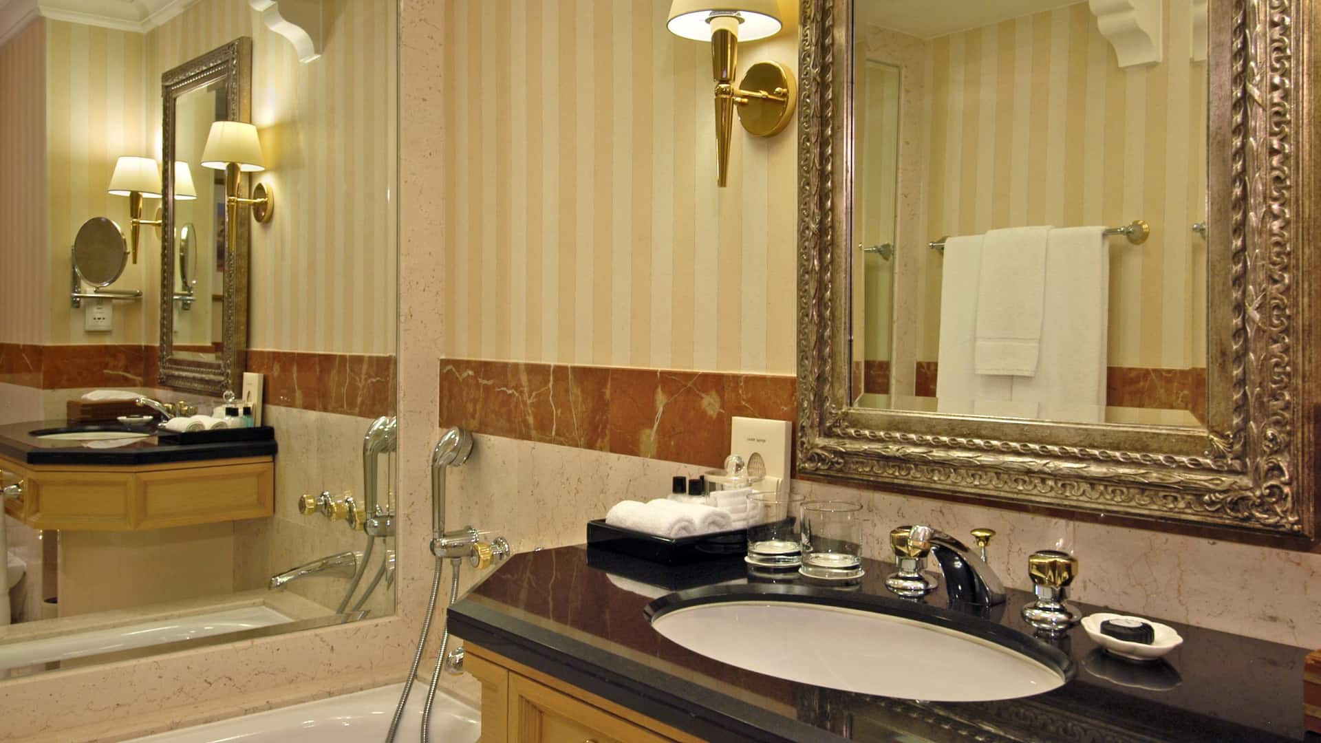 2/2 Twin Bathroom