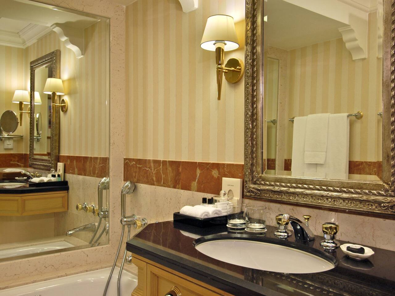 Club King Bathroom