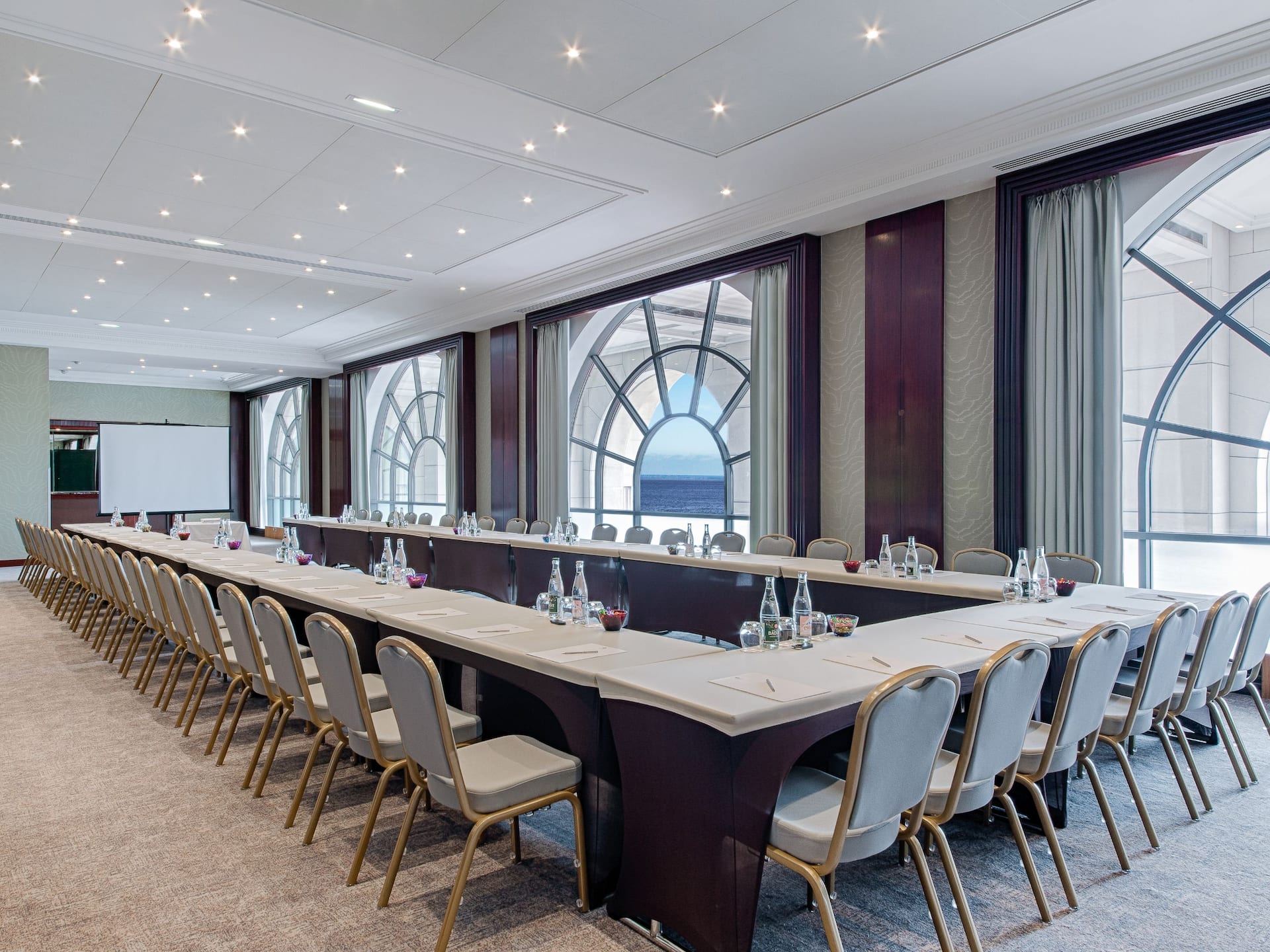 Spacious meeting room with sea view in U-shaped setup - Hyatt Regency Nice Palais de la Méditerranée