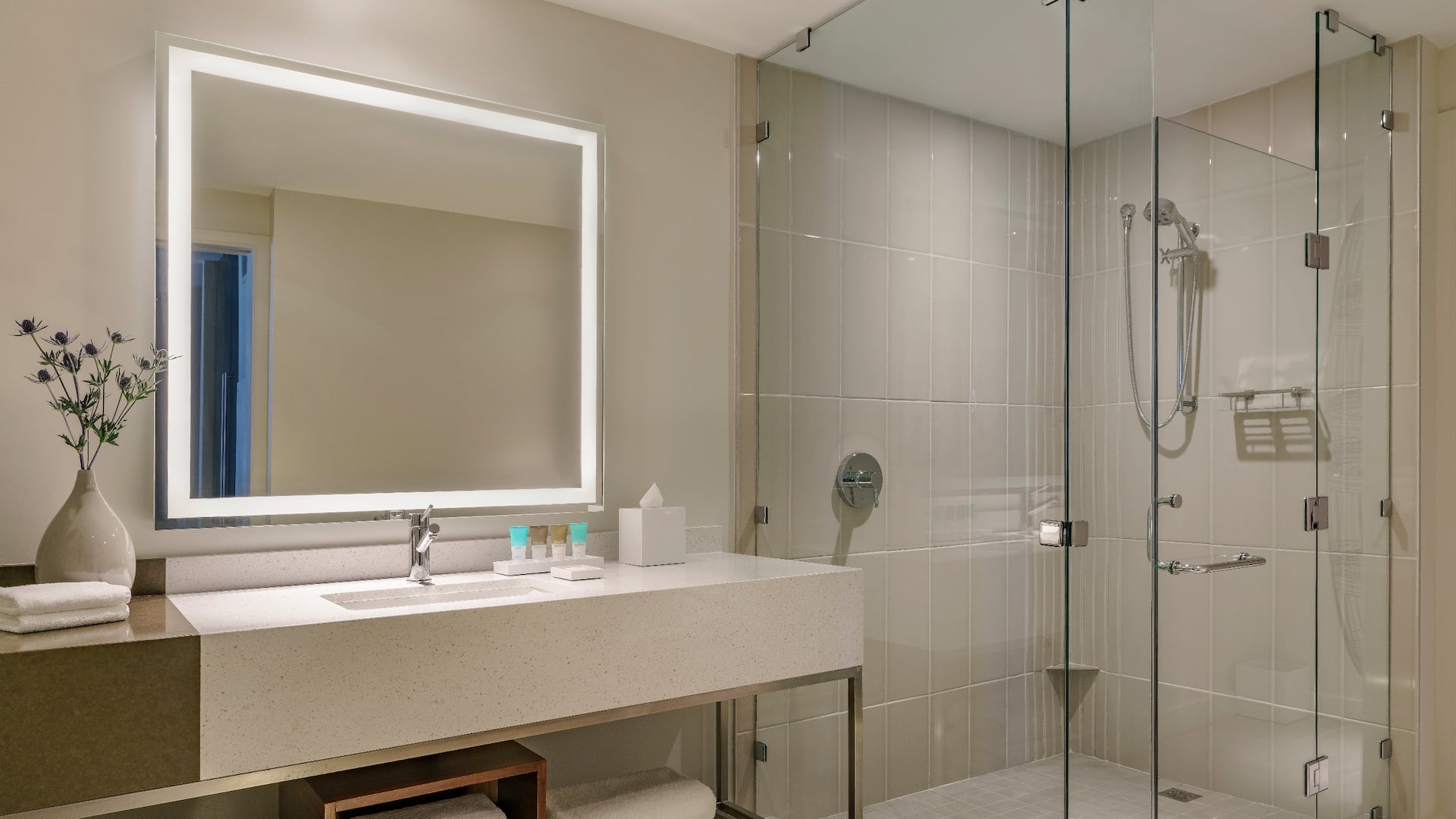 3/4 Hyatt Regency Houston/Galleria Regency Suite Bathroom