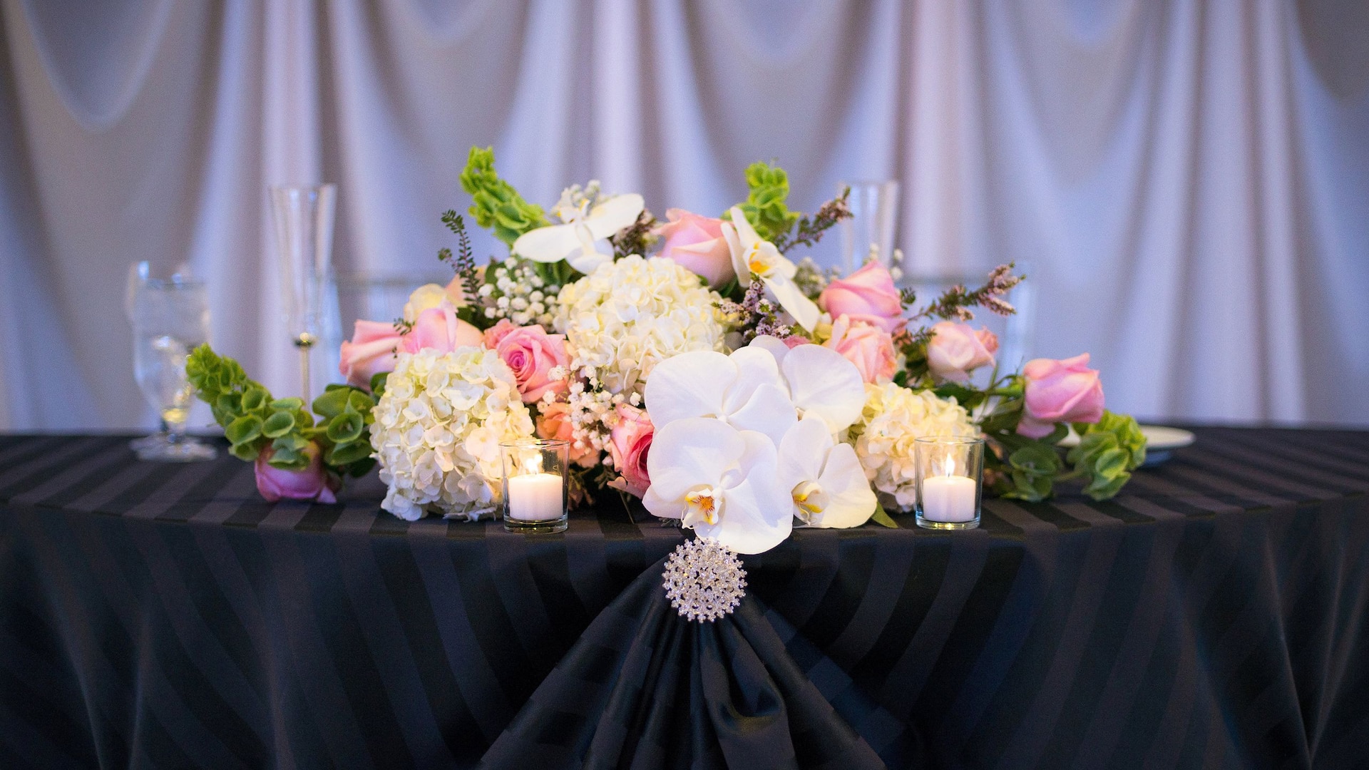 1 of 3 Hyatt Regency O'Hare Chicago Centerpiece Flowers
