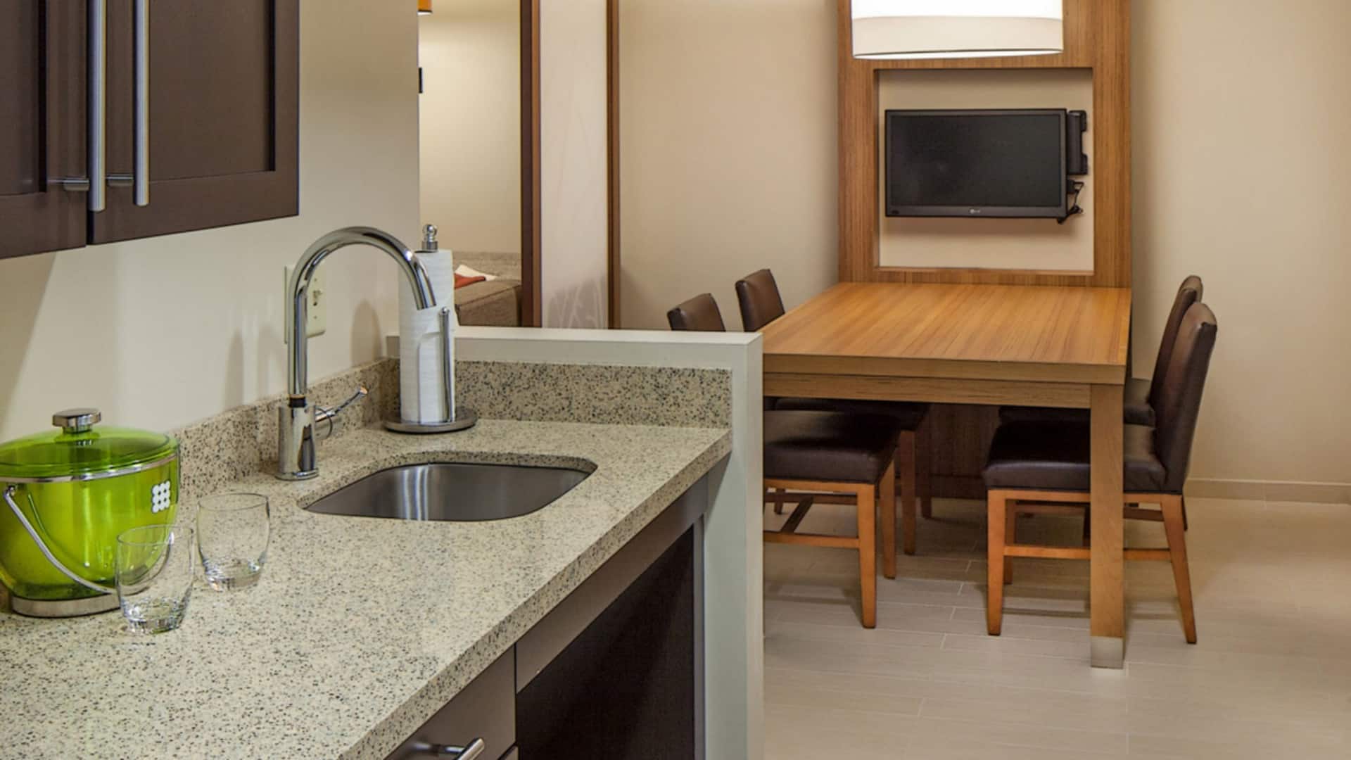 3/4 Hyatt Place Lincoln/Downtown-Haymarket King Suite Kitchen and Dining