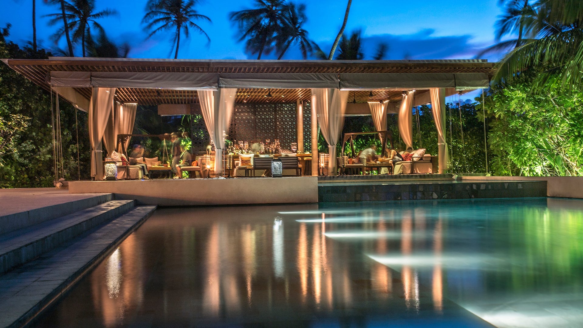 Luxury Maldives Resort Bar and pool