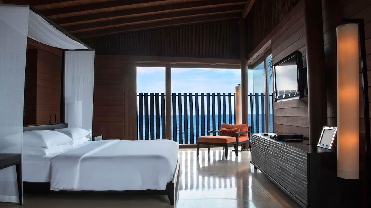 Bedroom, bathroom and private deck with 180° ocean view